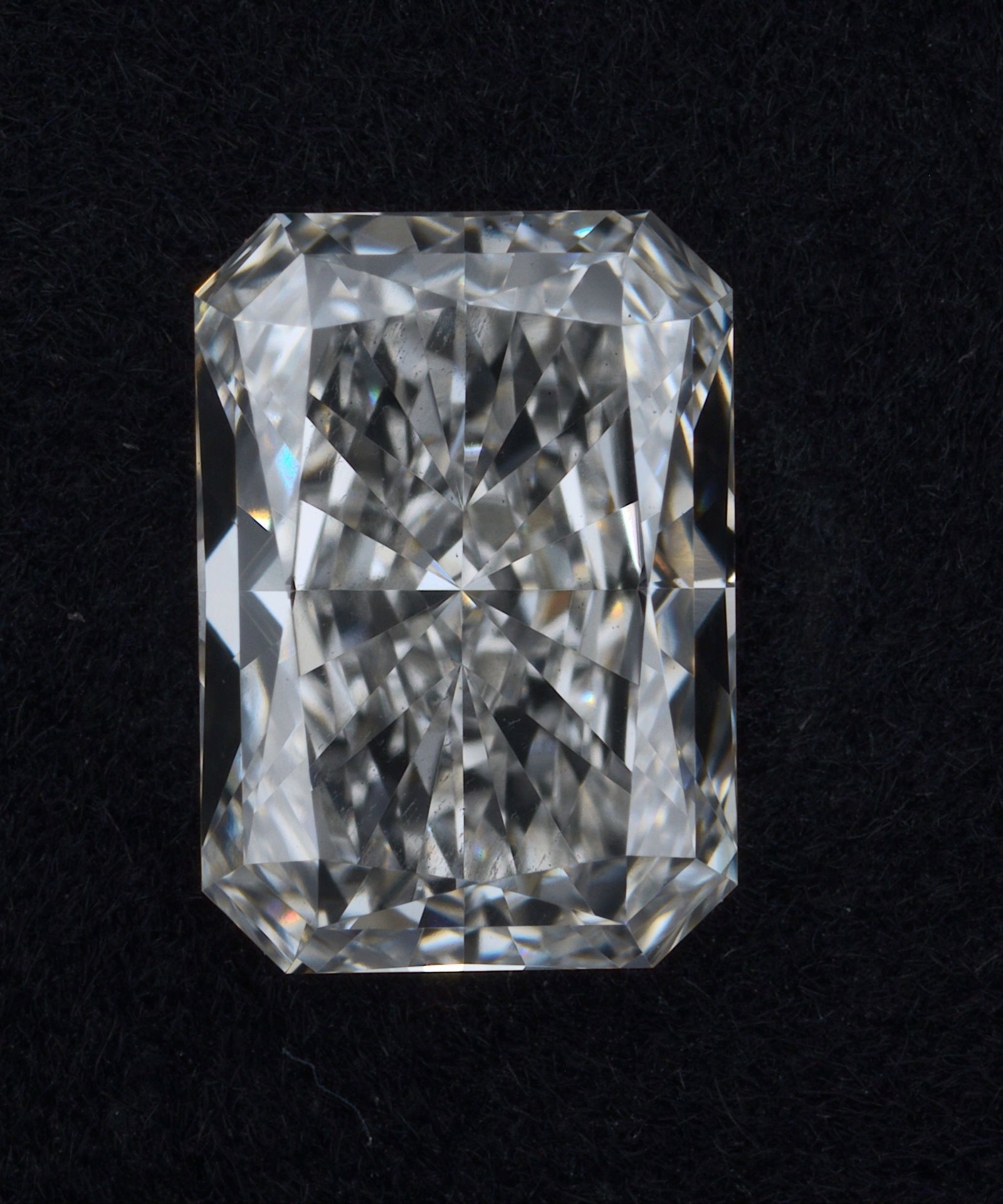 Loose Diamond - RADIANT 1.43ct G VS1: Loose Diamond - RADIANT 1.43ct G VS1 Source: This is a real non-mined Diamond that has been grown in a lab Shape: RADIANT Carats: 1.43 Color: G Clarity: VS1 Certification: IGI Additional images availa