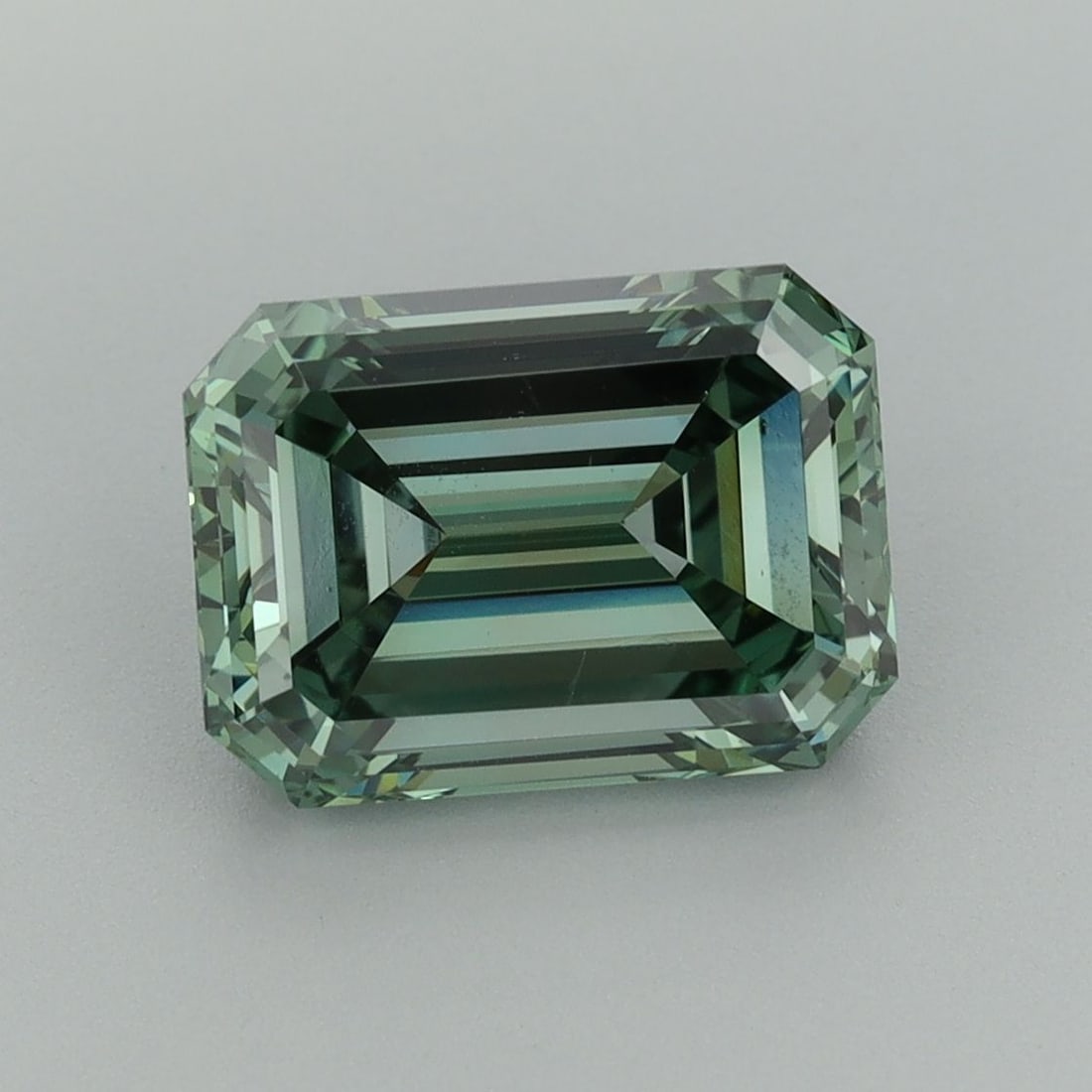 Loose Diamond - EMERALD 3.03ct Fancy Vivid Green VS2: Loose Diamond - EMERALD 3.03ct Fancy Vivid Green VS2 Source: This is a real non-mined Diamond that has been grown in a lab Shape: EMERALD Carats: 3.03 Color: Fancy Vivid Green Certification: IGI Addit