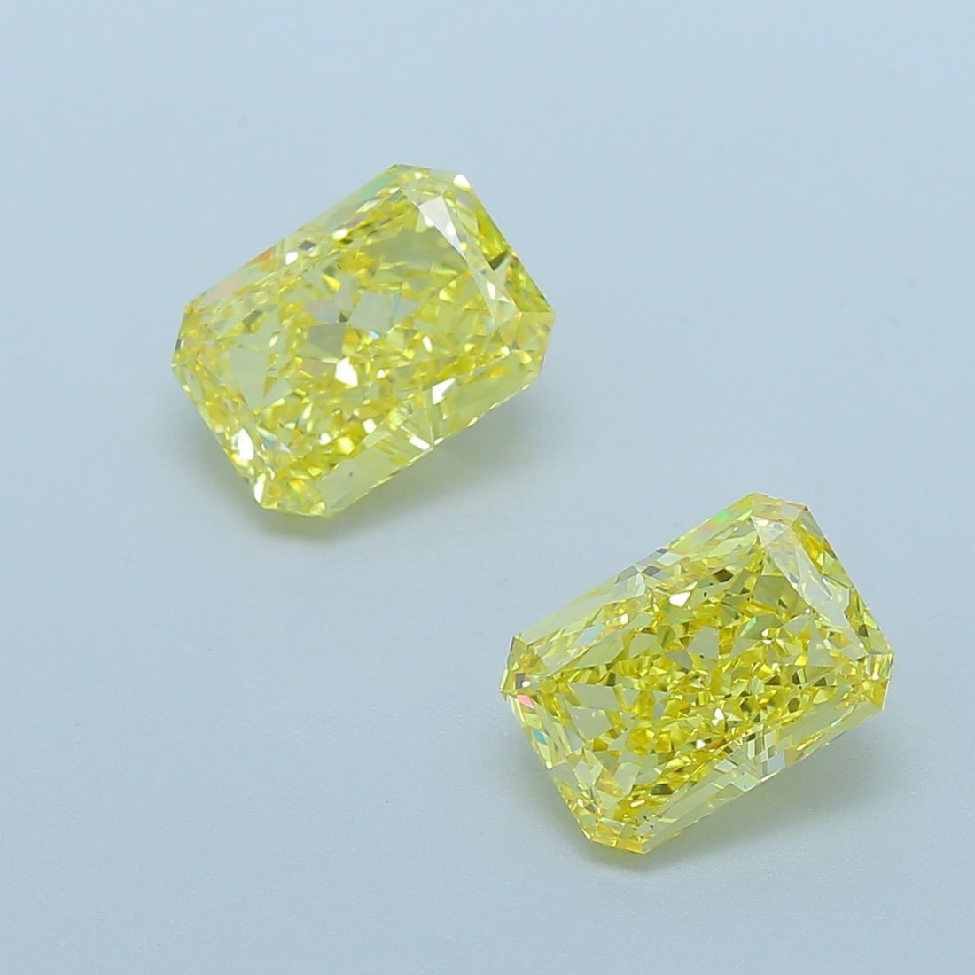 Loose Diamond - RADIANT 2.73ct Fancy Vivid Yellow VS2: Loose Diamond - RADIANT 2.73ct Fancy Vivid Yellow VS2 Source: This is a real non-mined Diamond that has been grown in a lab Shape: RADIANT Carats: 2.73 Color: Fancy Vivid Yellow Certification: IGI Vid