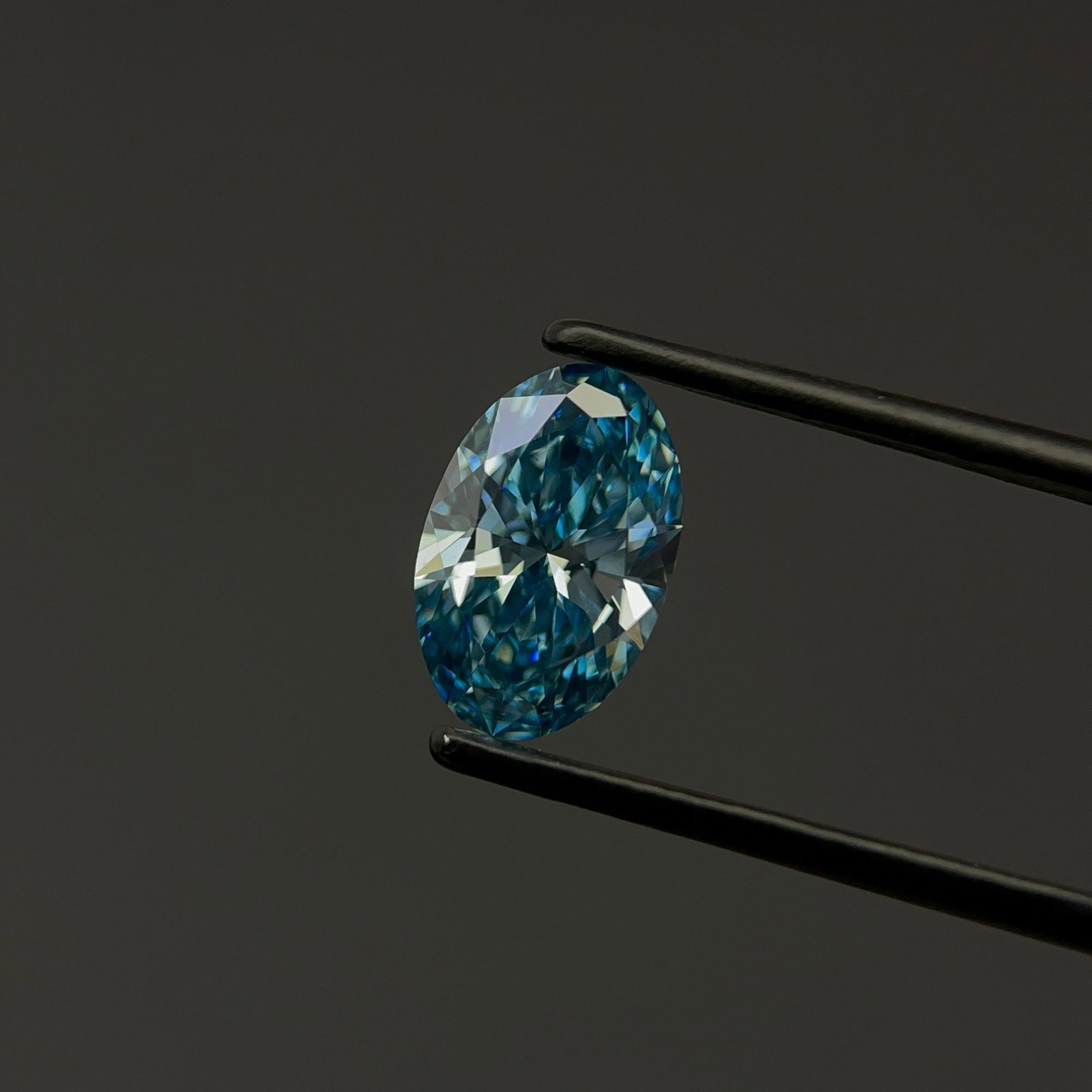 Loose Diamond - OVAL 1.92ct Fancy Vivid Blue VS2: Loose Diamond - OVAL 1.92ct Fancy Vivid Blue VS2 Source: This is a real non-mined Diamond that has been grown in a lab Shape: OVAL Carats: 1.92 Color: Fancy Vivid Blue Certification: IGI Video: