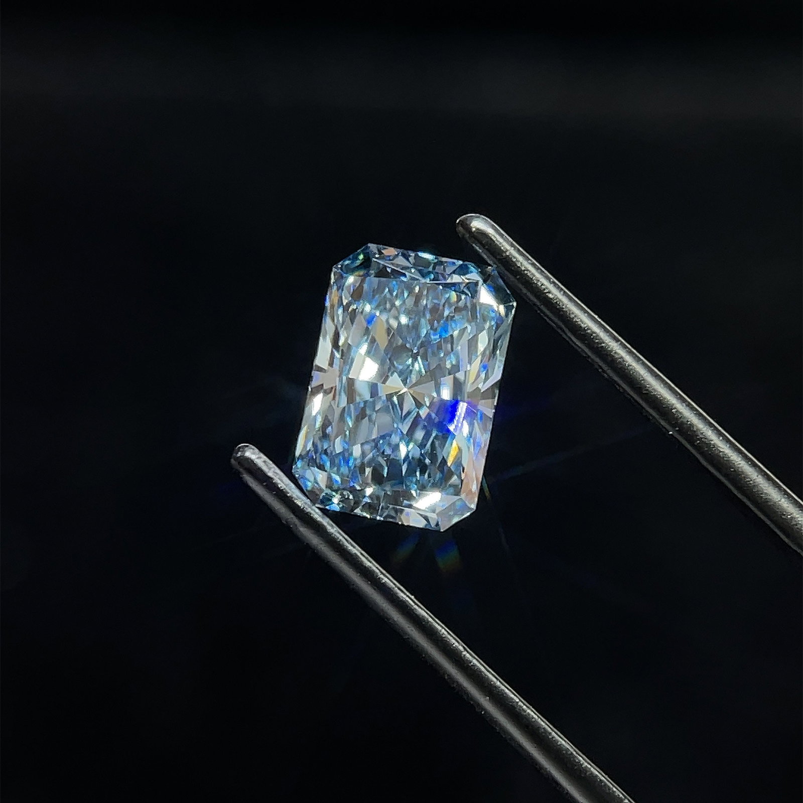 Loose Diamond - RADIANT 2.23ct Blue VS1: Loose Diamond - RADIANT 2.23ct Blue VS1 Source: This is a real non-mined Diamond that has been grown in a lab Shape: RADIANT Carats: 2.23 Color: Blue Certification: NONE Additional images available up