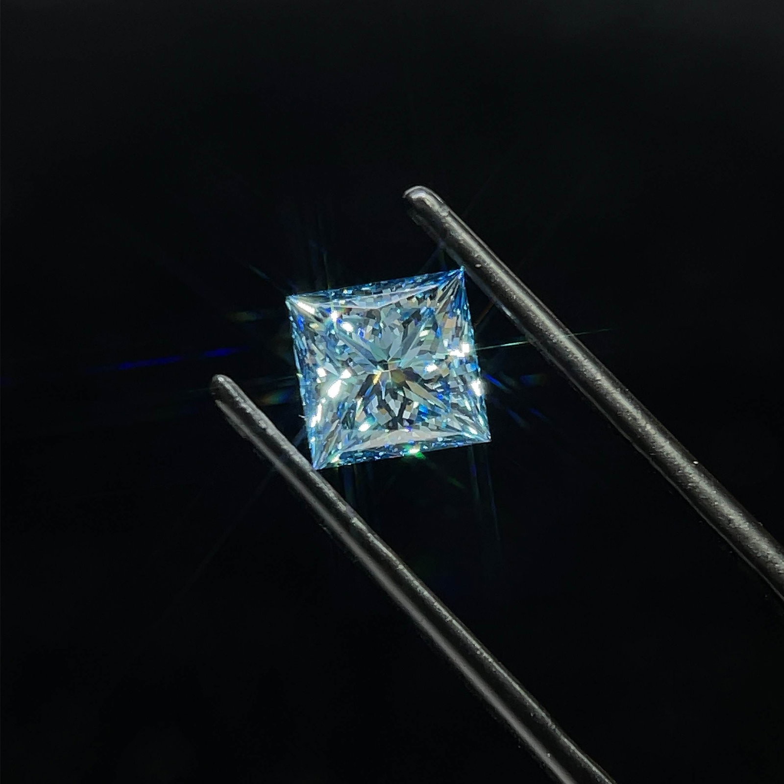 Loose Diamond - PRINCESS 1.76ct Fancy Vivid Blue VVS2: Loose Diamond - PRINCESS 1.76ct Fancy Vivid Blue VVS2 Source: This is a real non-mined Diamond that has been grown in a lab Shape: PRINCESS Carats: 1.76 Color: Fancy Vivid Blue Certification: IGI Vide