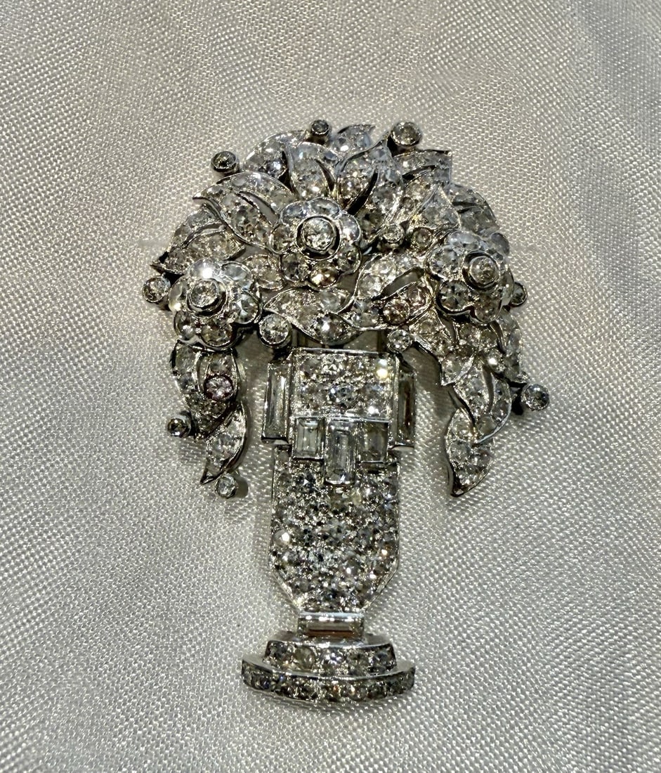 French Art Deco Platinum Diamond Brooch 3.75ct GSI: French Art Deco Platinum Diamond Brooch 3.75ct GSI This exquisite French Art Deco brooch showcases a stunning design crafted from high-quality platinum. Weighing 15.60 grams, it features approximately