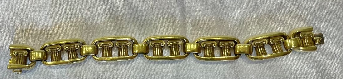 Kieselstein Cord 18K Gold Signed Hallmarked Chain Bracelet 117.90 g Circa 1980: Kieselstein Cord 18K Gold Signed Hallmarked Chain Bracelet 117.90 g Circa 1980 This impressive Kieselstein-Cord bracelet from circa 1980 is crafted from 18K yellow gold with enamel accents. Featuring 