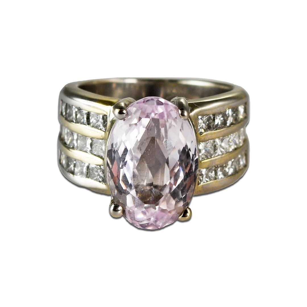 Oval Kunzite and Diamond Ring in 18K White Gold 6.56ct: Oval Kunzite and Diamond Ring in 18K White Gold 6.56ct Pre-owned kunzite and diamond ring crafted in 18k white gold. It features an oval natural kunzite with light pink color and excellent cut, accent