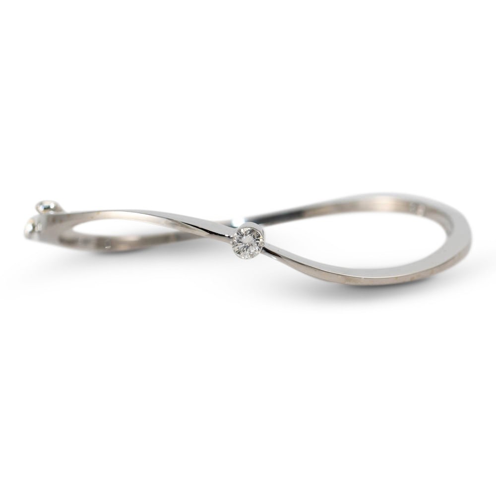 Diamond Solitaire 18K White Gold Hinged Bangle Bracelet 17.5g 0.30ct: Diamond Solitaire 18K White Gold Hinged Bangle Bracelet 17.5g 0.30ct Pre-owned ladies' 18k white gold bangle bracelet featuring a solitaire natural diamond. This hinged bracelet has a safety catch and