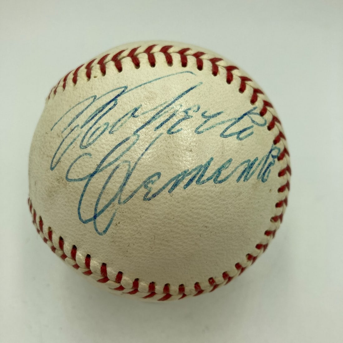 1960s Roberto Clemente Signed Baseball PSA/DNA Mint 8: 1960s Roberto Clemente Signed Baseball PSA/DNA Mint 8 This is a stunning Roberto Clemente single signed baseball, graded Mint 8 by PSA/DNA. The baseball features a bold and flowing signature in blue b