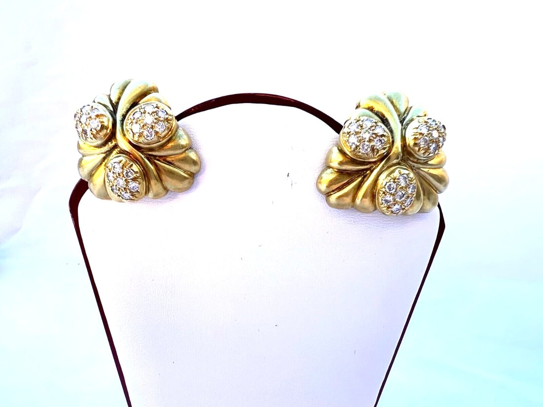 Exquisite 18K Yellow Gold Diamond Earrings 1.20 ct GVS Signed: Exquisite 18K Yellow Gold Diamond Earrings 1.20 ct GVS Signed This exquisite pair of earrings features stunning 18K yellow gold, complemented by approximately 1.20 ct of GVS diamonds. Beautifully craf