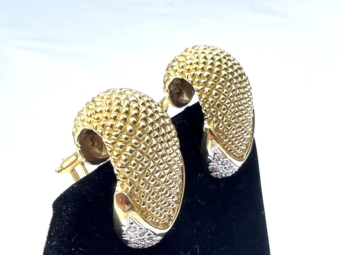 Exquisite 14K Yellow Gold Diamond Earrings 0.8 ct H VS: Exquisite 14K Yellow Gold Diamond Earrings 0.8 ct H VS This exquisite pair of 14K yellow gold diamond earrings showcases a stunning design with impeccable craftsmanship. Each earring features approxim