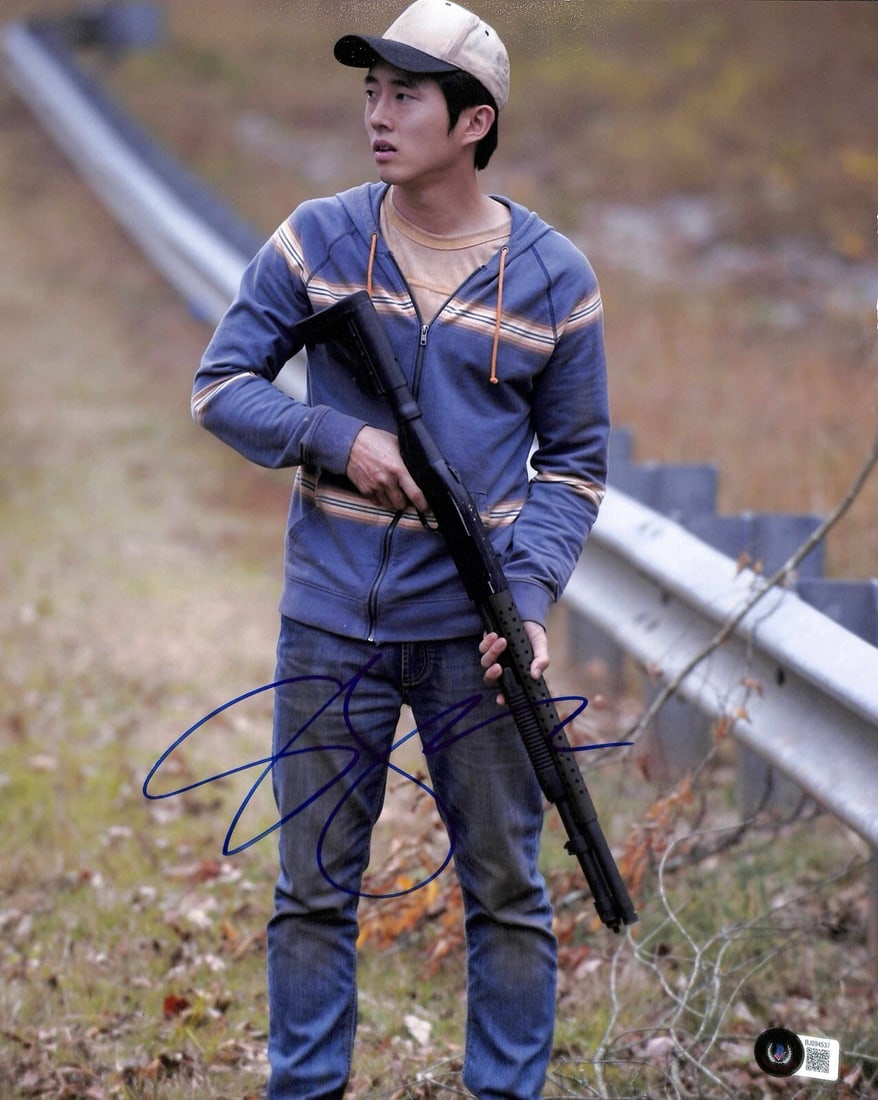 Steven Yeun Signed 11x14 Glenn Rhee Photograph Beckett Certified: Steven Yeun Signed 11x14 Glenn Rhee Photograph Beckett Certified This stunning 11x14 photograph features Steven Yeun, known for his role as Glenn Rhee in the acclaimed TV series The Walking Dead. The 
