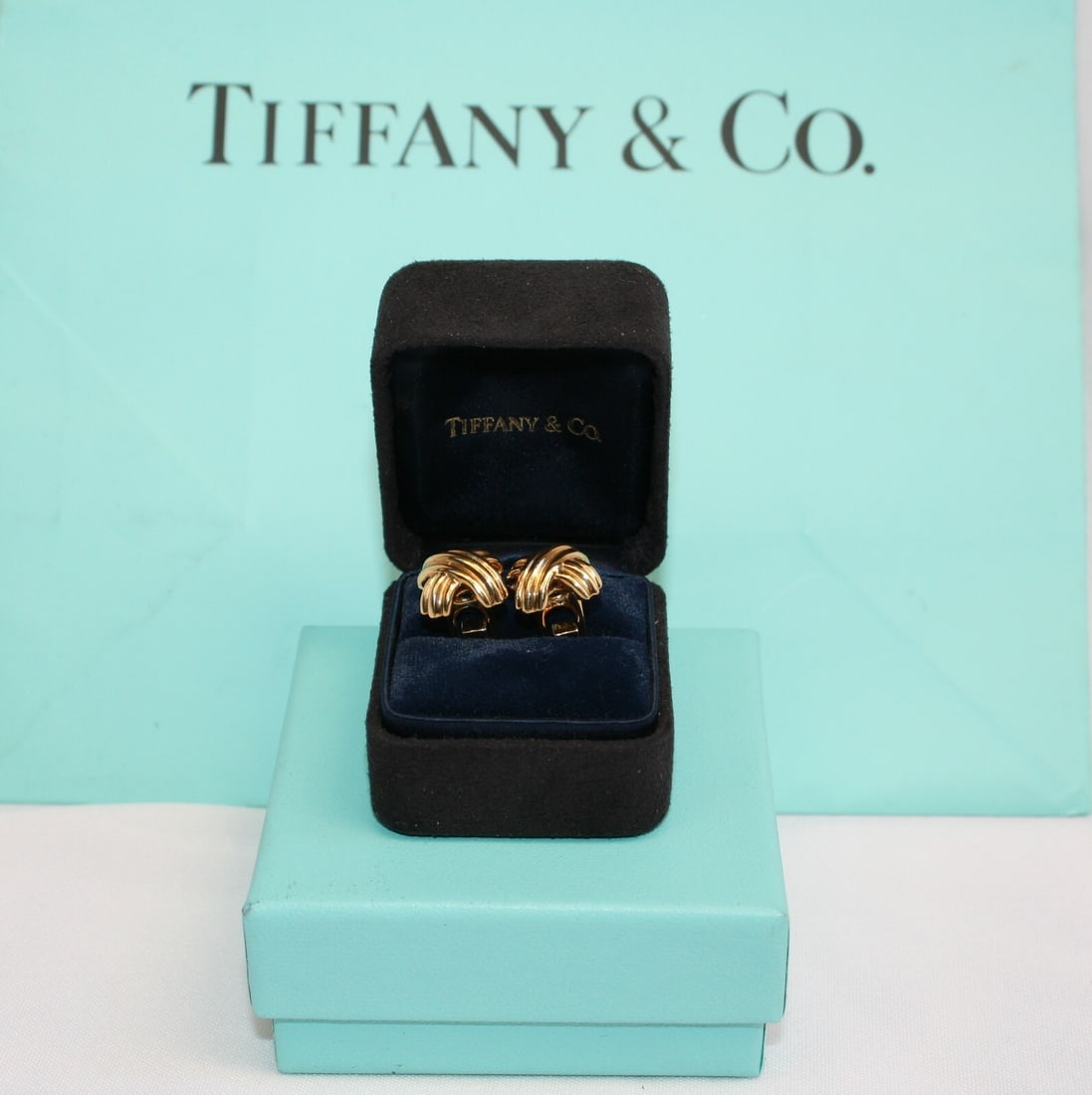 Tiffany & Co 18K Yellow Gold Cufflinks Set with Bag and Box: Tiffany & Co 18K Yellow Gold Cufflinks Set with Bag and Box Elevate your formal attire with this exquisite pair of cufflinks from Tiffany & Co. Crafted from 18K yellow gold, these cufflinks exemplify 