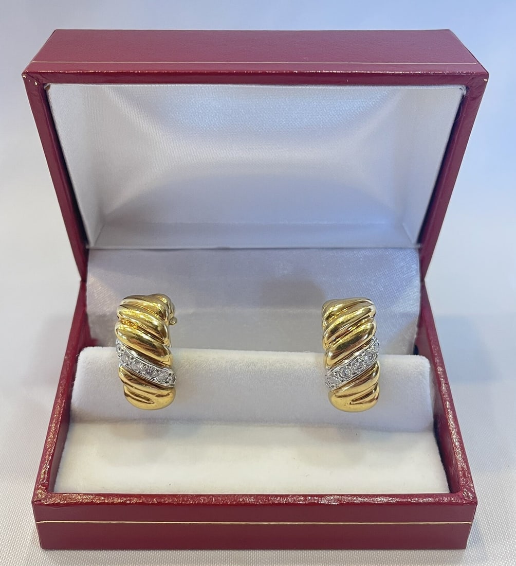 Exquisite 18K Yellow Gold Diamond Cuff Earrings GSI 0.15ct: Exquisite 18K Yellow Gold Diamond Cuff Earrings GSI 0.15ct Discover these exquisite 18K Yellow Gold Diamond Cuff Earrings, a stunning addition to any jewelry collection. Meticulously crafted, each ear
