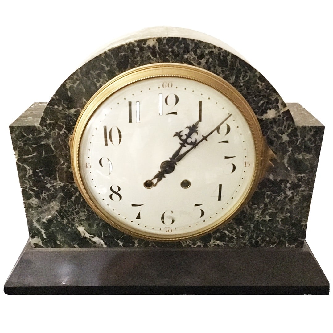 Art Deco green marble mantle clock with white dial: Art Deco green marble mantle clock with white dial This is an antique Art Deco desk clock crafted from green marble, featuring a white dial with black numerals and fleur de lis style hands. The clock 
