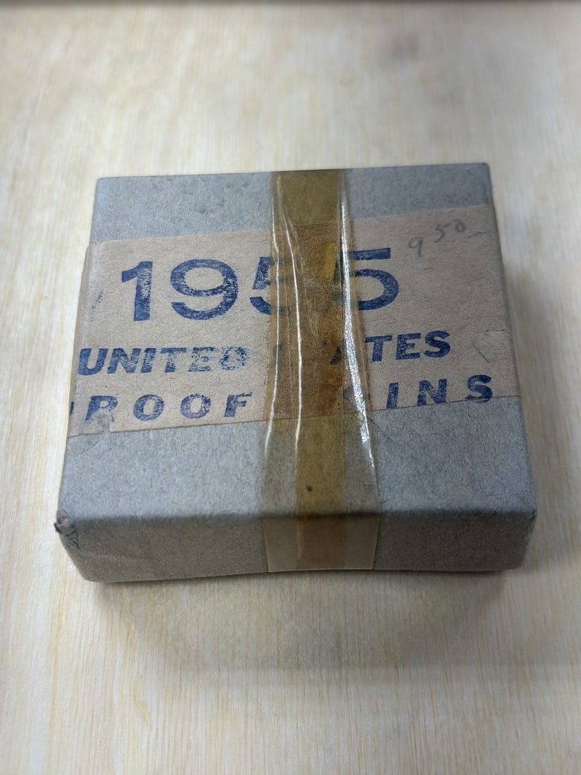 1955 US Mint Proof Coin Set Sealed with Original Box: 1955 US Mint Proof Coin Set Sealed with Original Box Sealed 1955 United States Mint Proof Set in original box and packaging. The set is composed of silver and is a proof strike from the Philadelphia M