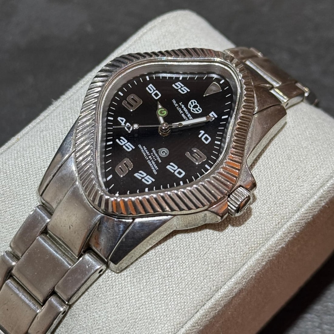LAARVEE PEA106-PGY mens wristwatch Poggy Motofumi Ogi collaboration: LAARVEE PEA106-PGY mens wristwatch Poggy Motofumi Ogi collaboration Pre-owned LAARVEE men's wristwatch from the Motofumi "Poggy" Ogi collaboration. This limited edition model is one of 100 pieces worl