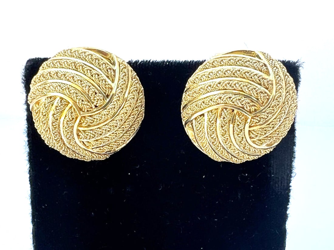 Elegant French 18K Yellow Gold Modern Earrings: Elegant French 18K Yellow Gold Modern Earrings Discover a stunning pair of French earrings crafted from luxurious 18K yellow gold. This modern design features exquisite detail and craftsmanship, ensur