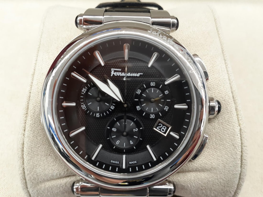 Mens Wristwatch Salvatore Ferragamo Idilio Chronograph FCPC10017: Mens Wristwatch Salvatore Ferragamo Idilio Chronograph FCPC10017 Pre-owned men's wristwatch from Salvatore Ferragamo's Idilio Chronograph line. This Swiss-made watch is identified by model number FCPC