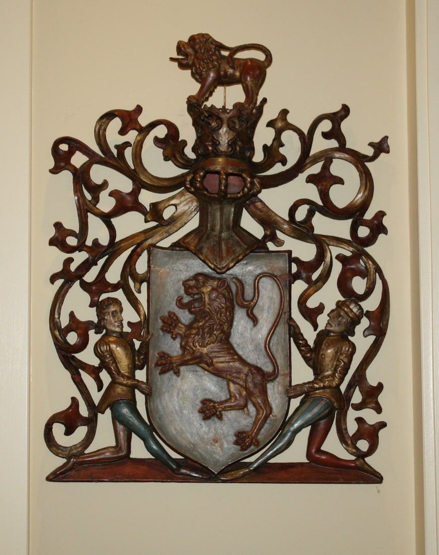 18th Century English Guilt Wooden Armorial Hanging Panel: 18th Century English Guilt Wooden Armorial Hanging Panel Presenting a stunning 18th Century English parcel guilt and paint decorated wooden armorial hanging panel. This exquisite piece showcases remar