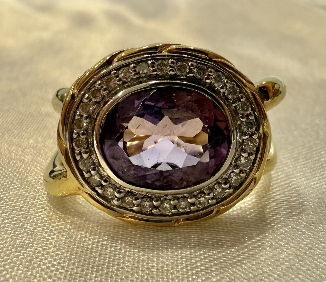 John Hardy 18K Gold Diamond Amethyst Ring with Deco Bakelite Box: John Hardy 18K Gold Diamond Amethyst Ring with Deco Bakelite Box Discover the elegance of this stunning John Hardy 18K yellow gold diamond amethyst ring, designed for a size 5.5 finger. This exquisite