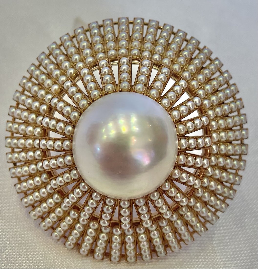 14K Rose Gold Pearl and Mother of Pearl Brooch Vintage Japan: 14K Rose Gold Pearl and Mother of Pearl Brooch Vintage Japan This exquisite brooch showcases a stunning design crafted from 14K rose gold, adorned with approximately 336 cultured pearls, each about 2m
