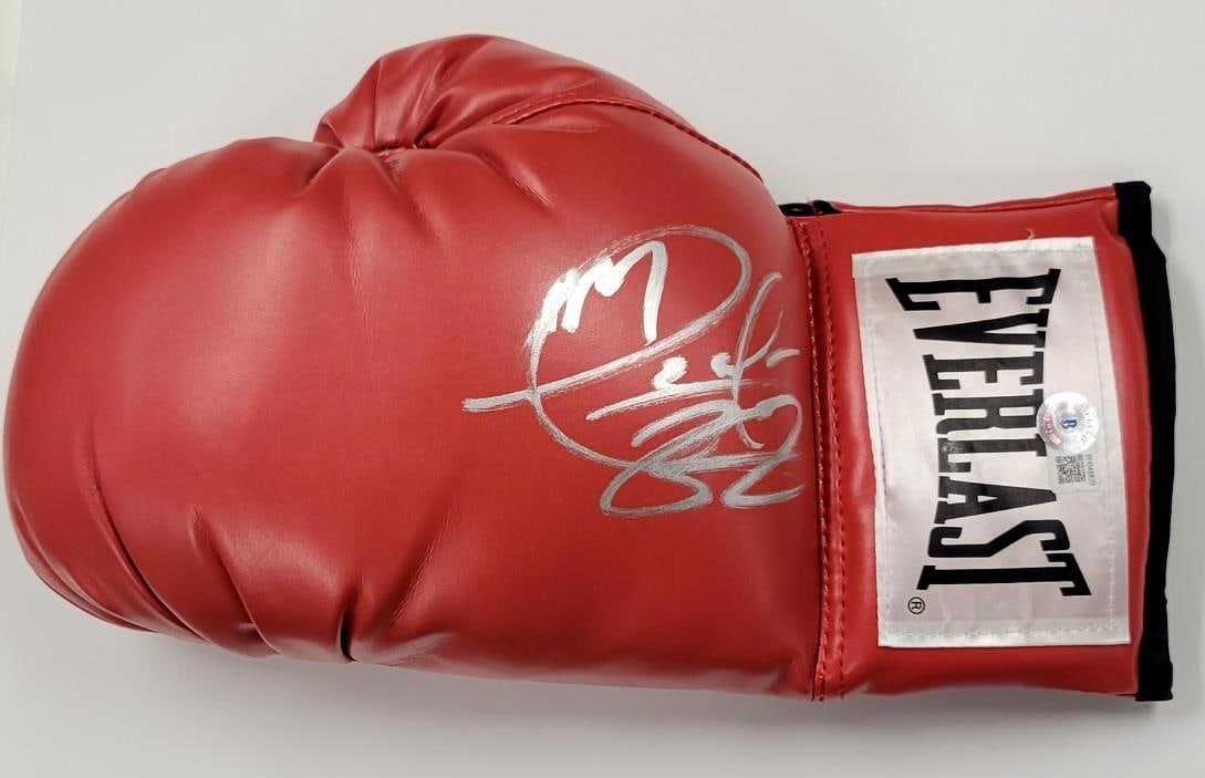 Deontay Wilder Signed Everlast Boxing Glove Authenticated by BAS: Deontay Wilder Signed Everlast Boxing Glove Authenticated by BAS This authentic Everlast boxing glove is signed by professional boxer Deontay Wilder. The glove comes with Beckett Authentication Servic