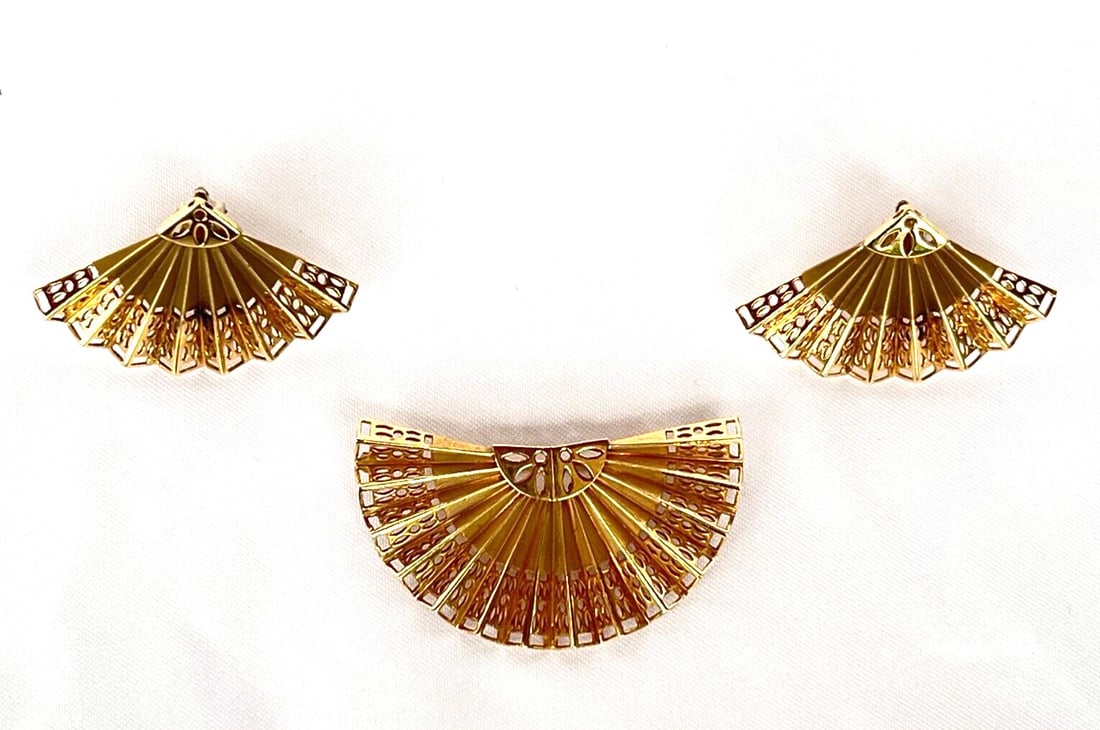 1940s 14K Yellow Gold Fan Design Jewelry Set Earrings Brooch: 1940s 14K Yellow Gold Fan Design Jewelry Set Earrings Brooch Discover a stunning set of 1940's jewelry featuring a pair of earrings and a brooch, both designed in an elegant fan motif. Crafted from 14