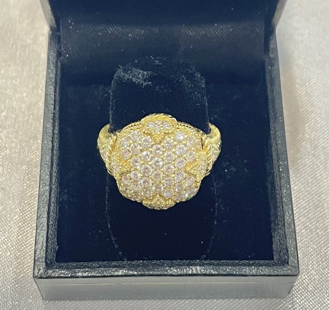 Judith Ripka 18K Yellow Gold Diamond Ring GVS Size 7: Judith Ripka 18K Yellow Gold Diamond Ring GVS Size 7 Experience elegance with this stunning Judith Ripka 18K Yellow Gold Diamond Ring, size 7. Crafted with exquisite detail and design, this ring is fu
