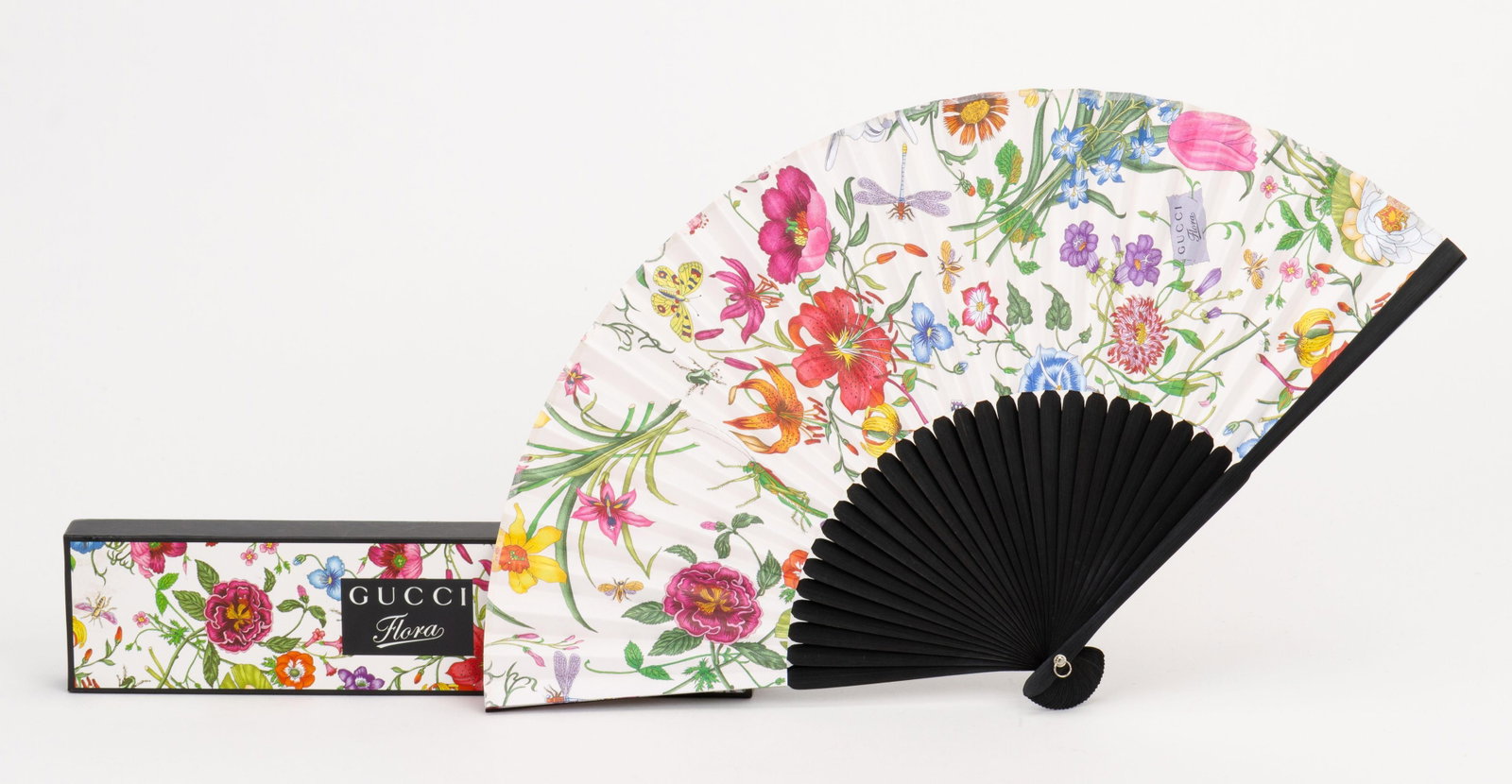 Gucci silk satin Flora print wood fan: Gucci silk satin Flora print wood fan This Gucci fan features a vibrant Flora print on luxurious silk satin, complemented by a wooden frame. Made in Spain, it is a large accessory that combines elegan