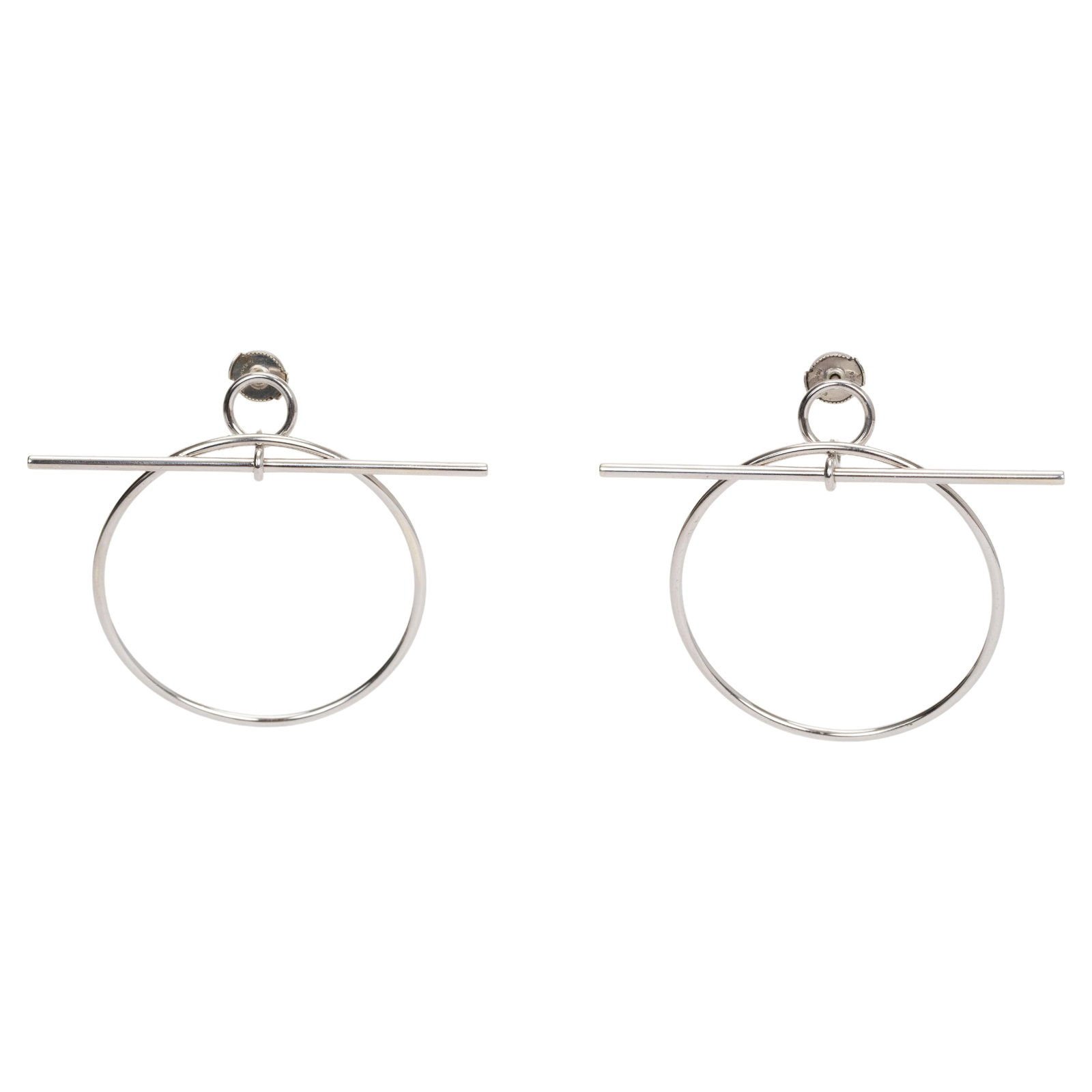 Hermes Sterling Silver Minimalist Loop Earrings 2022 France: Hermes Sterling Silver Minimalist Loop Earrings 2022 France These exquisite Hermes Sterling Pierced Loop Earrings are crafted from high-quality sterling silver, showcasing a minimalist and graphic des