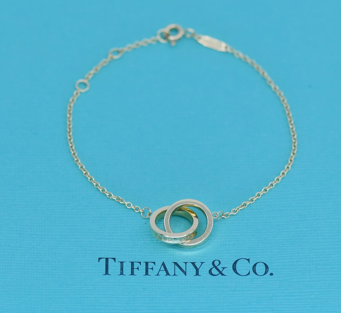 Tiffany & Co Interlocking Circles 18K Gold Chain Bracelet: Tiffany & Co Interlocking Circles 18K Gold Chain Bracelet Tiffany & Co. interlocking circles bracelet in 18K yellow gold with a chain style design. It measures 7 inches in length and weighs 4.5 grams.