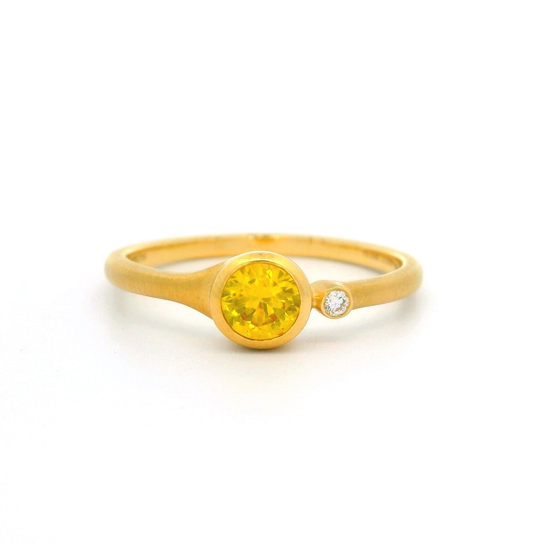 Carelle 18K Yellow Gold Yellow Sapphire Diamond Ring 0.62ct Matte Finish: Carelle 18K Yellow Gold Yellow Sapphire Diamond Ring 0.62ct Matte Finish This exquisite ring features a stunning natural yellow sapphire, expertly bezel set in solid 18k yellow gold. The sapphire, wit