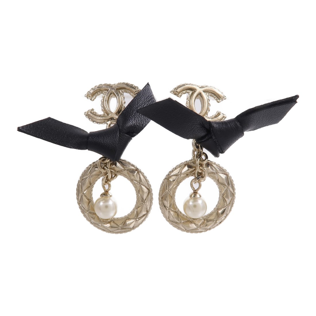 CHANEL CC Pierced Earrings Black Gold Tone Metal with Box: CHANEL CC Pierced Earrings Black Gold Tone Metal with Box CHANEL CC earrings in black and gold metal, presented in very good AB condition. The listing includes a storage box as an accessory. The size 