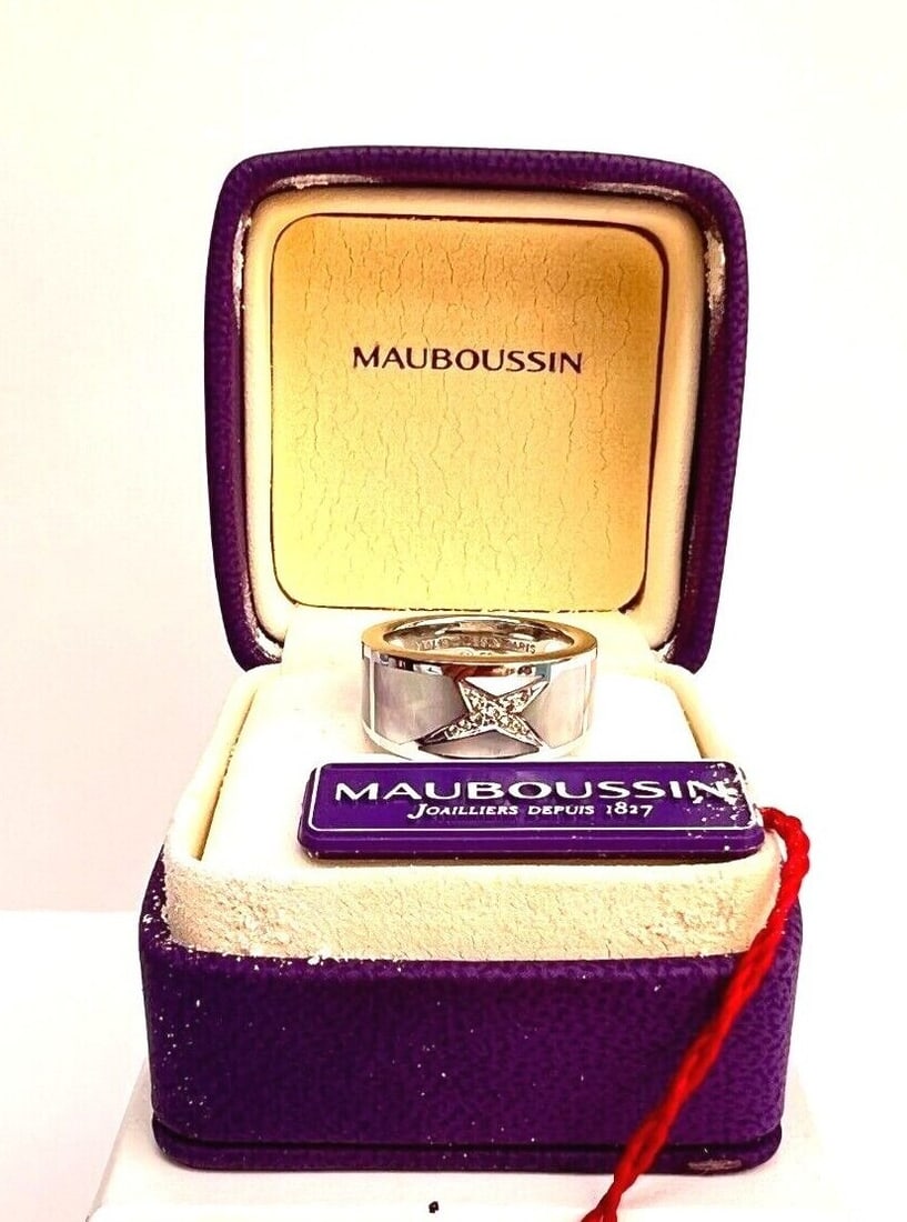 Mauboussin 18K White Gold Diamond Mother of Pearl Ring 0.12ct Size 7.5: Mauboussin 18K White Gold Diamond Mother of Pearl Ring 0.12ct Size 7.5 This exquisite Mauboussin ring is crafted from 18K white gold and features a stunning combination of diamond and mother of pearl.
