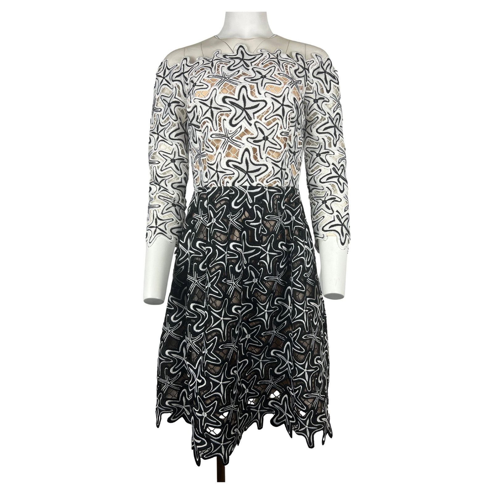 Oscar de la Renta Star Pattern Mini Dress Black White Size 6: Oscar de la Renta Star Pattern Mini Dress Black White Size 6 Black and white mini dress by Oscar de la Renta featuring a star pattern, nude mesh detail, a crew neckline, and 3/4 sleeves. The dress is 