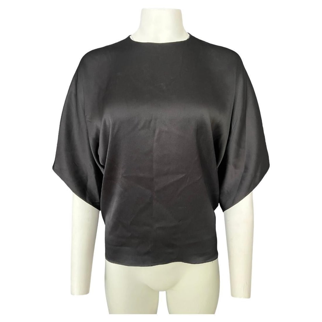 Gucci Size 38 Black Crewneck Short Sleeve Top: Gucci Size 38 Black Crewneck Short Sleeve Top Gucci black top in size 38 (EU), featuring a crew neckline, short sleeves, and a loose fit. Made in Italy and dated to the 21st Century, it is presented i