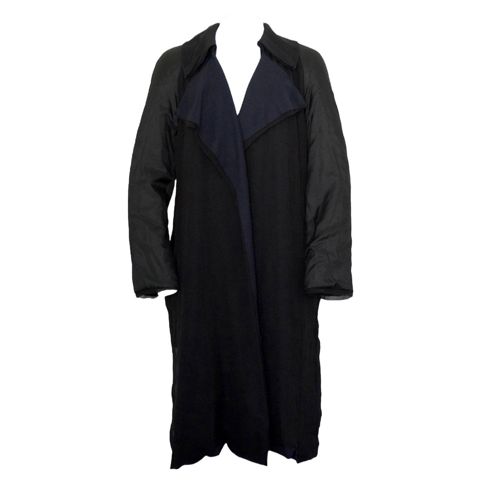 Lanvin Paris black and navy silk duster coat size 34: Lanvin Paris black and navy silk duster coat size 34 Lanvin Paris silk duster coat in black with navy inlay, made in France in the 21st century. It is a multi-textured coat made of 100% silk and is ma