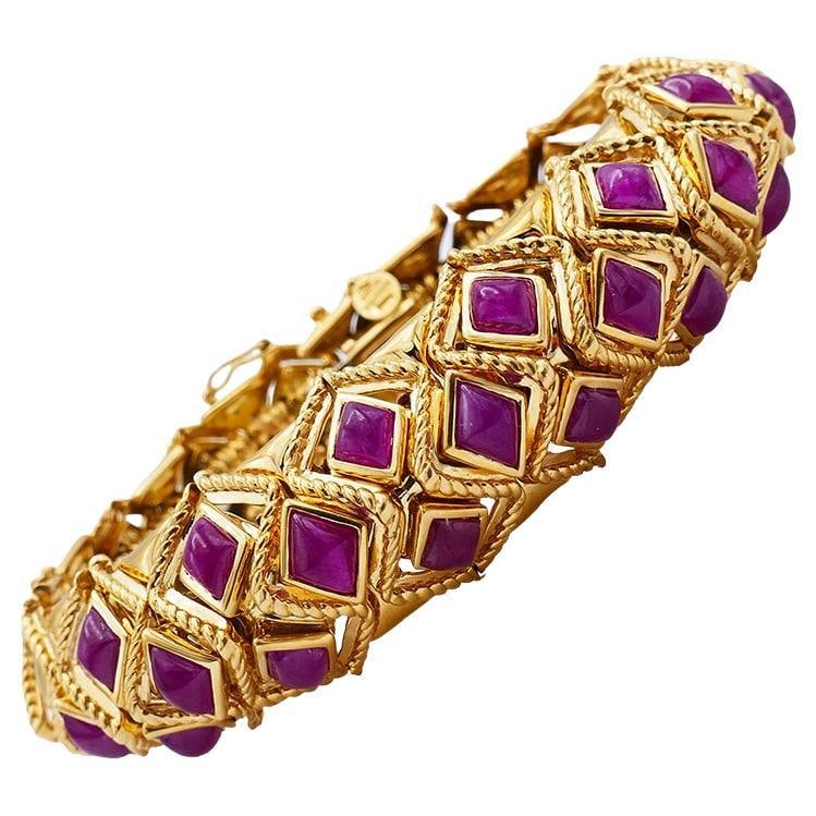 Sabbadini 18k Yellow Gold Cabochon Ruby Vintage Bracelet Italy: Sabbadini 18k Yellow Gold Cabochon Ruby Vintage Bracelet Italy Vintage Sabbadini bracelet created in Italy in the 1980s. Crafted in 18k yellow gold, it features nineteen rhombus cabochon rubies and a 