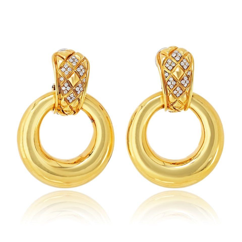 Chaumet 18K Yellow Gold Doorknocker Earrings with 0.52 Cts Diamonds: Chaumet 18K Yellow Gold Doorknocker Earrings with 0.52 Cts Diamonds Pre-owned Chaumet doorknocker earrings crafted in 18K yellow gold and accented with diamonds. Specifications Brand: Chaumet Item Typ