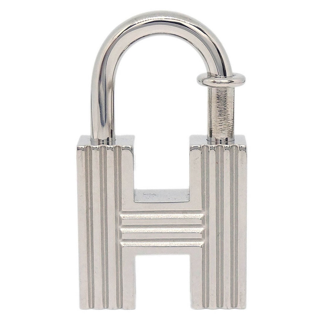 Hermes Premiers Pas Dans Le Siecle H Cadena Silver Plated Charm: Hermes Premiers Pas Dans Le Siecle H Cadena Silver Plated Charm Vintage Hermes 2000 Premiers Pas Dans Le Siecle Classic H Cadena charm in silver-plated metal. This unisex charm features the distinctiv