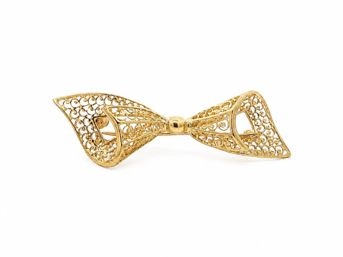 14k Yellow Gold Bow Brooch Filigree Openwork Ribbon Pin: 14k Yellow Gold Bow Brooch Filigree Openwork Ribbon Pin Pre-owned bow ribbon brooch crafted in solid 14k yellow gold with an open work filigree design. This women's pin features a rotating closure and