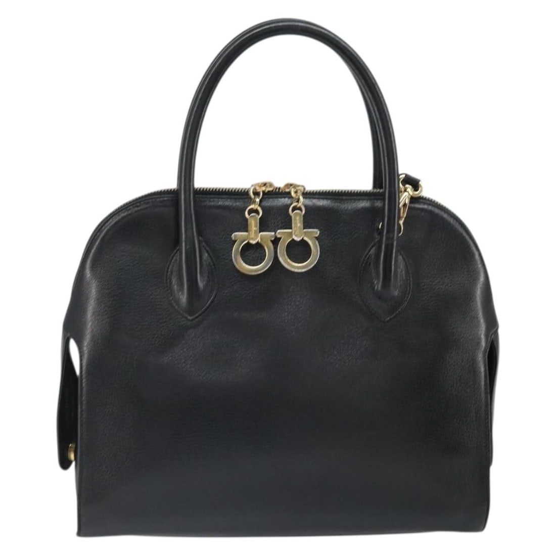 Salvatore Ferragamo Gancini black leather shoulder bag: Salvatore Ferragamo Gancini black leather shoulder bag Salvatore Ferragamo Gancini leather item in black, designed for women. It is made in Italy and measures 28 cm x 25 cm x 7 cm. The item is in fair