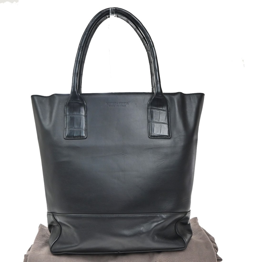 Bottega Veneta Leather Open Tote Bag in Black: Bottega Veneta Leather Open Tote Bag in Black This Bottega Veneta Open Tote is crafted from leather in black color, designed for female use. It features a spacious silhouette with dimensions of 27cm x