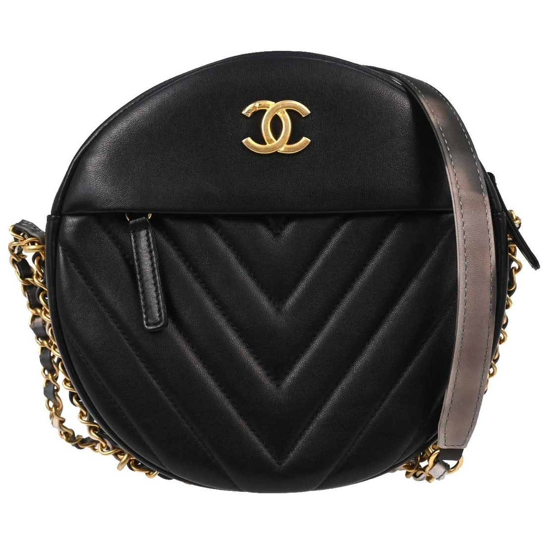 CHANEL Round as Earth Crossbody Bag Black Lambskin Chevron: CHANEL Round as Earth Crossbody Bag Black Lambskin Chevron Black Chanel lambskin chevron round crossbody bag in small size, made in Italy. It features a zip closure, chain accent, leather lining, one 
