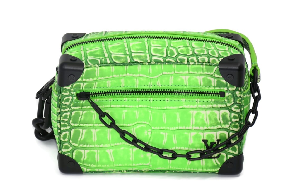 Louis Vuitton Soft Trunk Mini Green Crocodile Leather Shoulder Bag N82042: Louis Vuitton Soft Trunk Mini Green Crocodile Leather Shoulder Bag N82042 A pre-owned Louis Vuitton Mini Soft Trunk shoulder bag in green, crafted in leather with a zip closure. It features a detachab