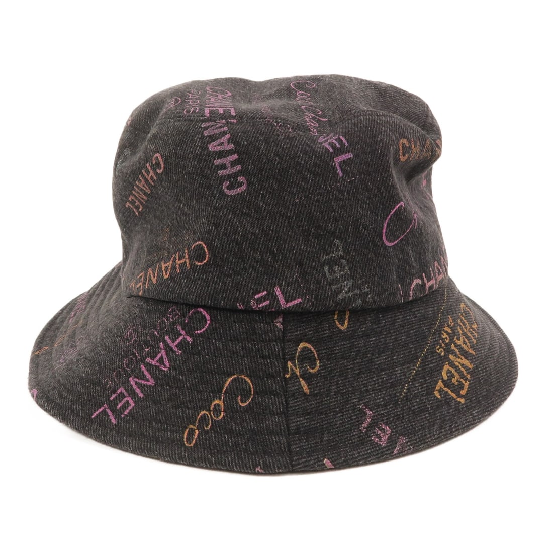 CHANEL AA8086 CC Bucket Hat Black Denim Size S: CHANEL AA8086 CC Bucket Hat Black Denim Size S CHANEL CC bucket hat in black denim with a regular women's fit. This hat is identified by model AA8086 and is presented in very good condition. Accessori