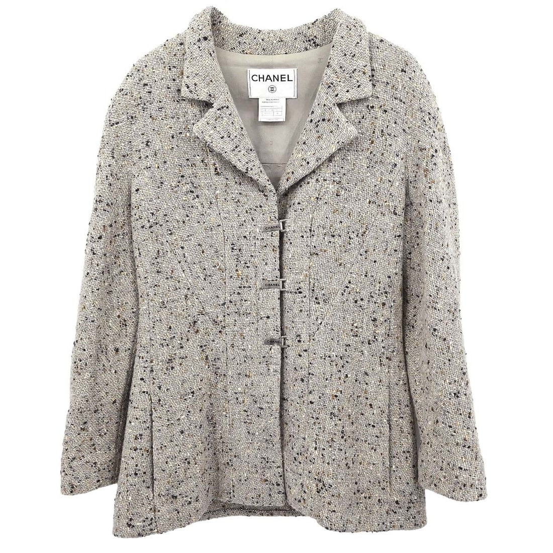 Vintage CHANEL Gray Wool Blend Button Jacket FR 40: Vintage CHANEL Gray Wool Blend Button Jacket FR 40 Vintage Chanel single-breasted jacket in gray with a regular fit and long sleeves. This women's basic jacket features a button closure and two exteri