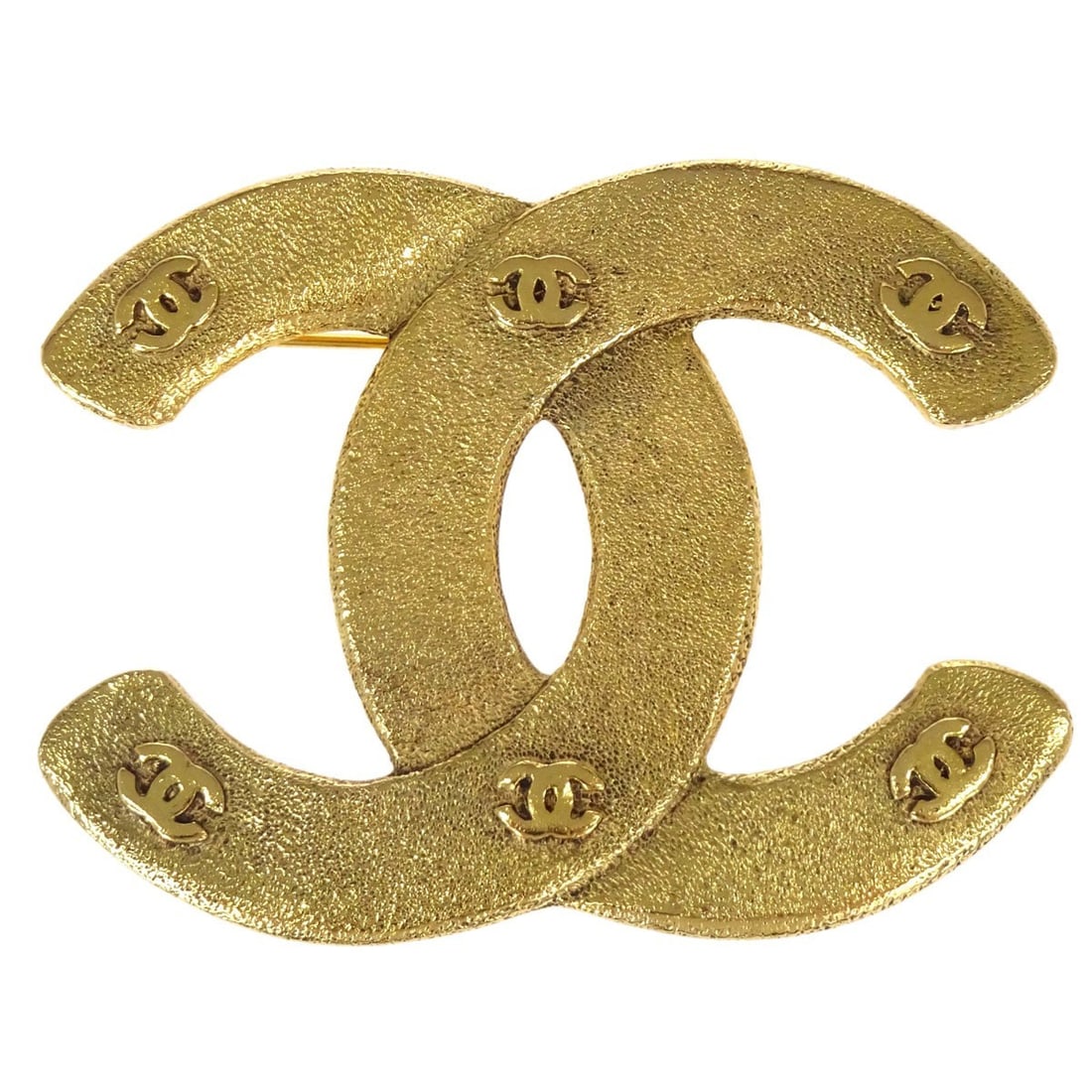 CHANEL CC Gold Plated Brooch Pin France: CHANEL CC Gold Plated Brooch Pin France Chanel CC brooch pin in gold-plated metal, made in France. This brooch features the iconic CC design and is in very good condition with noted scuffs. No accesso