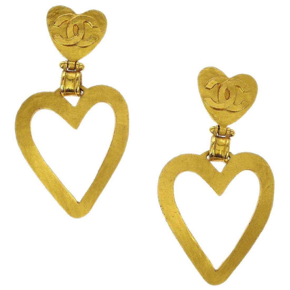 Chanel 95P Clip On Heart Hoop Dangle Earrings Gold Plated: Chanel 95P Clip On Heart Hoop Dangle Earrings Gold Plated Chanel clip-on dangle earrings featuring a heart motif in a gold-plated finish. Marked 95P and made in France, this pair comes with its box. C