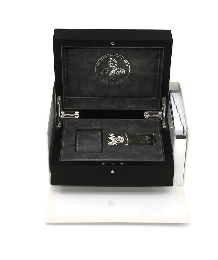 Omega Speedmaster Numbered Edition Authentic Presentation Box 10x7x5: Omega Speedmaster Numbered Edition Authentic Presentation Box 10x7x5 This Omega Speedmaster Numbered Edition Watch Box is a stylish and essential presentation box for your timepiece. Crafted by Omega,