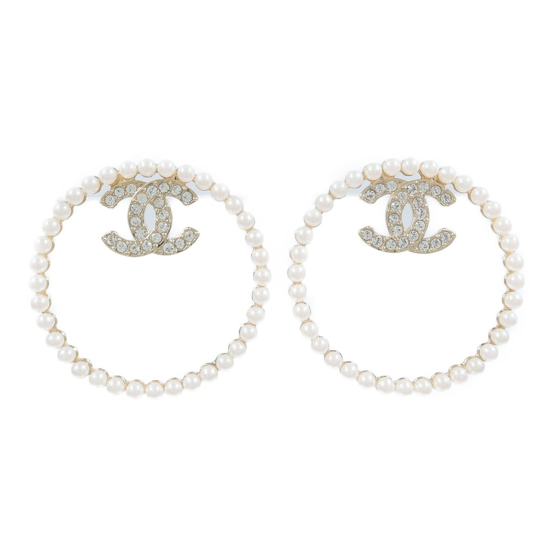 CHANEL CC Pierced Earrings White and Gold Metal PVC: CHANEL CC Pierced Earrings White and Gold Metal PVC CHANEL CC pierced earrings in white and light gold tone with a metal and PVC construction. Made in France, this pair is presented without accessorie